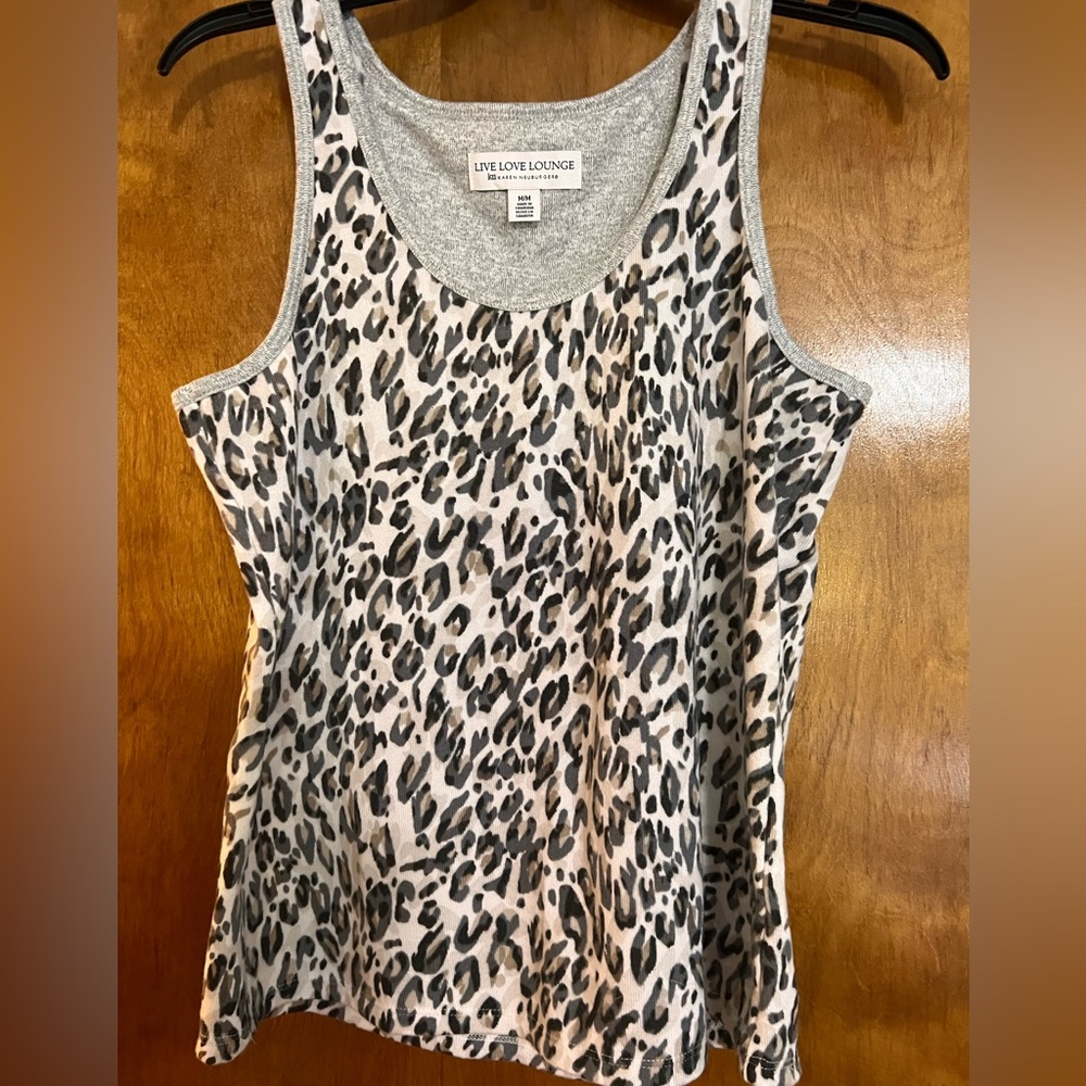 Women’s Live love lounge top size medium